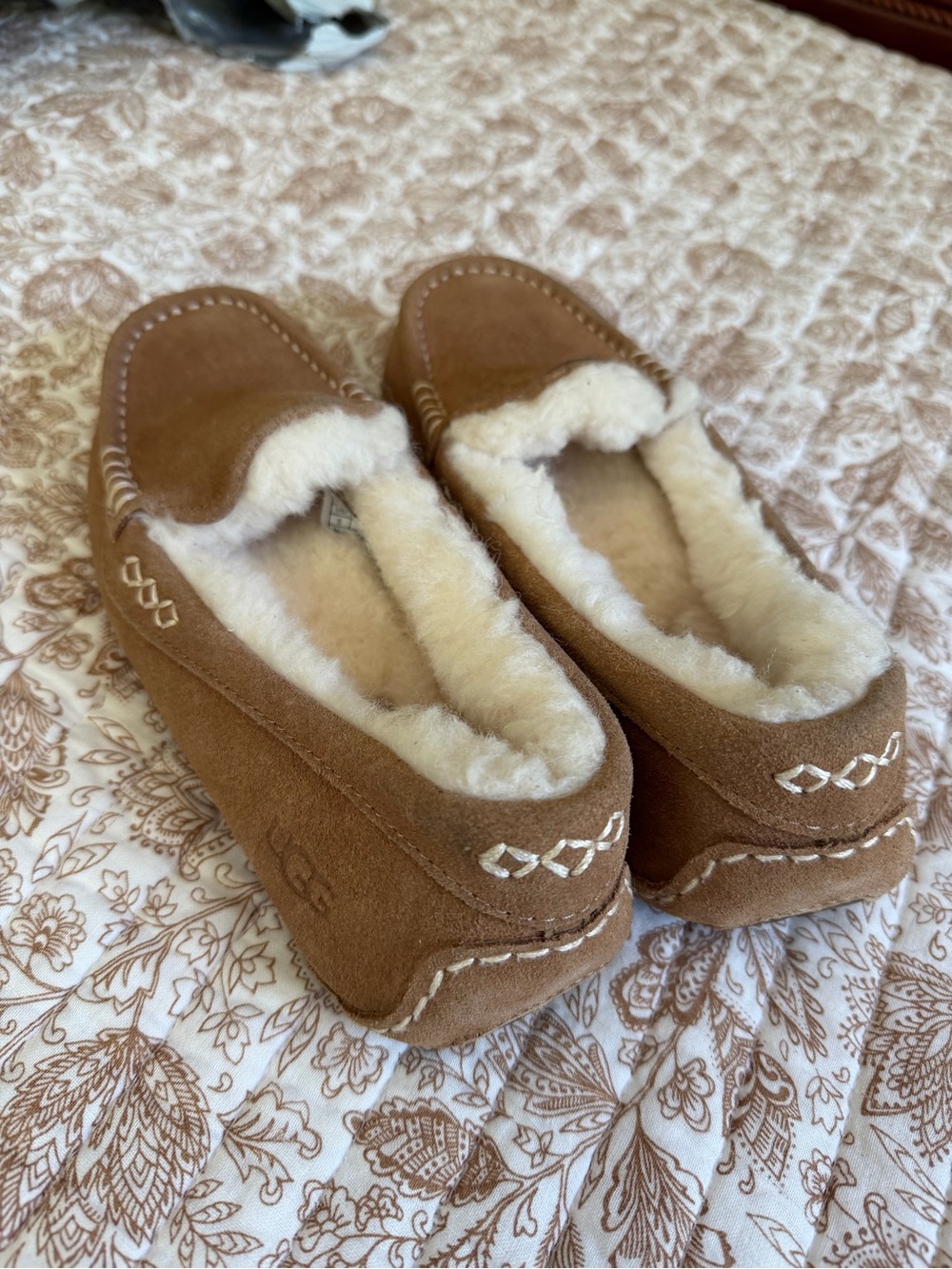 UGG Chestnut Suede Shearling Moccasin Slippers - Brown & Cream size 5